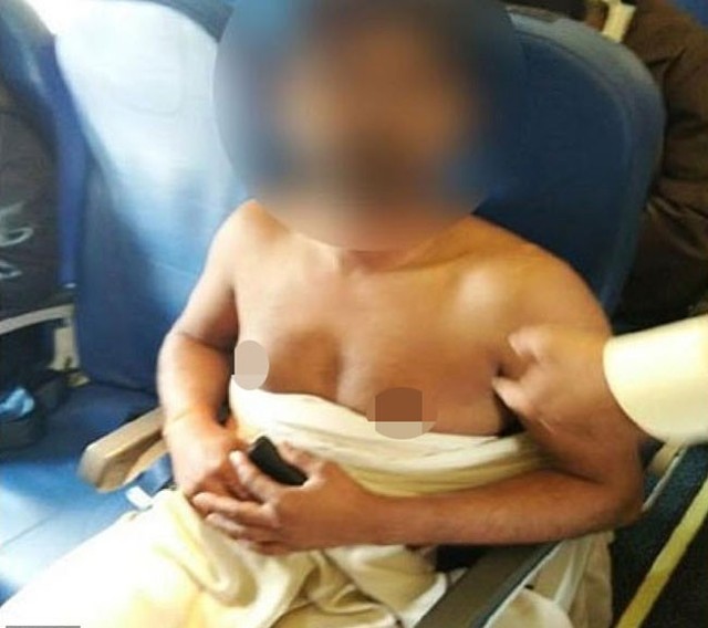 Nam h&agrave;nh kh&aacute;ch được phủ chăn sau khi khỏa th&acirc;n tr&ecirc;n chuyến bay từ Dubai đến Lucknow h&ocirc;m 29/12. Ảnh: Air India.