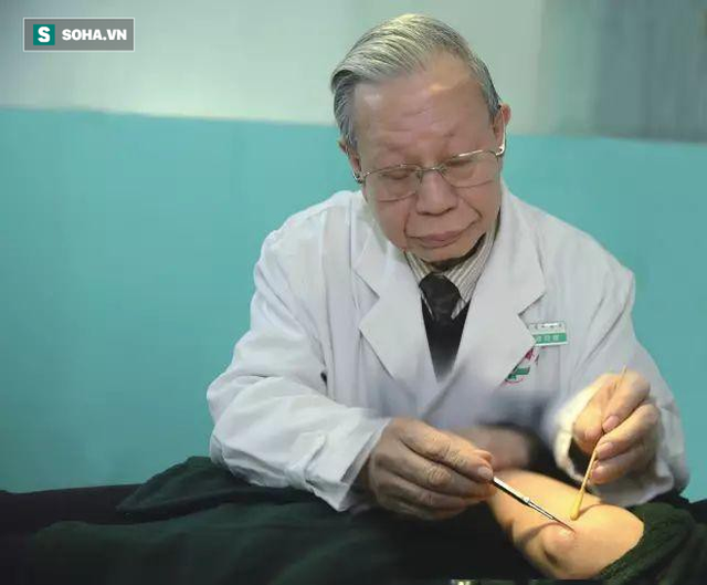 
Giáo sư Hùng vẫn ngày ngày làm việc, ông không có khái niệm nghỉ hưu khi đã 81 tuổi.
