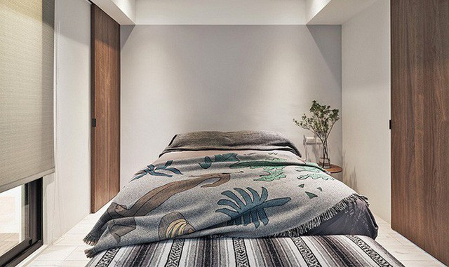 
Một phòng ngủ đơn giản với thiết kế giường cỡ lớn ấm áp, mềm mại đặc biệt nổi bật giữa các bức tường màu trắng.

