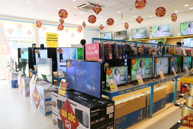 Điện máy Xanh tặng phiếu mua hàng từ 100.000đ - 19 triệu đồng khi khách hàng mua TV thuộc một số thương hiệu. (Ảnh: Dương Đức).