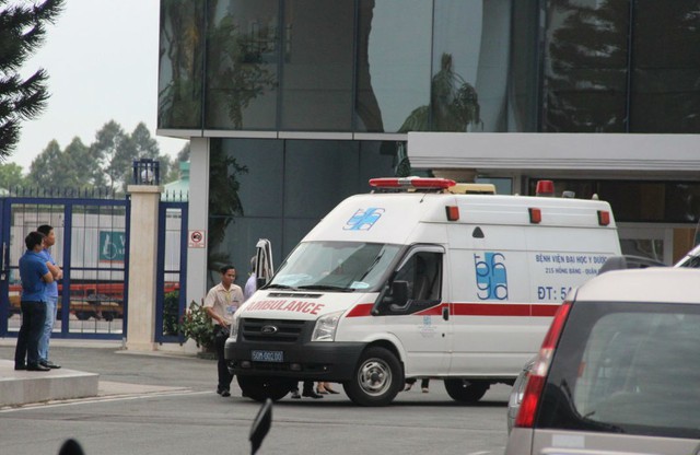 Xe cứu thương đưa du khách bị thương từ sân bay tới bệnh viện chữa trị