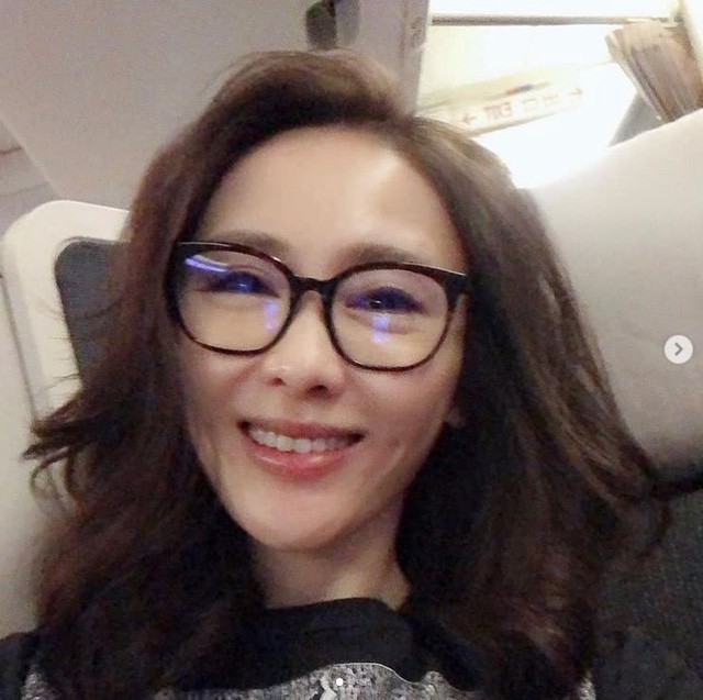 Ở tuổi 47, Lê Tư vẫn rất xinh đẹp và cuốn hút. Khi còn trẻ, Lê Tư từng là một trong những hoa đán nổi tiếng của màn ảnh Hồng Kong trước khi cô quyết định kết hôn. Tên tuổi của cô gắn liền với những bộ phim ăn khách nhất nhì như Ỷ Thiên đồ long ký bản 2000, Lò võ Thiếu Lâm, Thâm cung nội chiến…