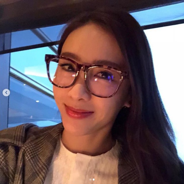 Lê Tư sinh trưởng trong một gia đình giàu truyền thống nghệ thuật. Cô là cháu gái của một trong những nhà làm phim tiên phong của Hồng Kong. Với vẻ ngoài xinh đẹp cùng năng khiếu nghệ thuật trong nhiều lĩnh vực như chơi đàn, múa, hát và diễn xuất, Lê Tư nhanh chóng trở thành một trong những nữ diễn viên nổi tiếng nhất Hồng Kong trong thập niên 90 của thế kỷ trước.