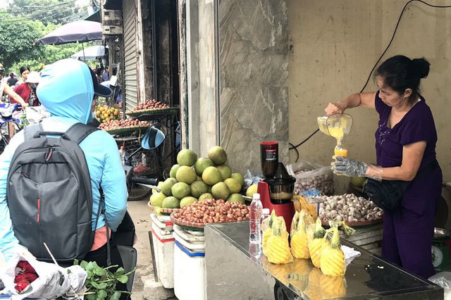 
Nước ép trái cây nguyên chất phủ sóng khắp vỉa hè Hà Nội năm 2018
