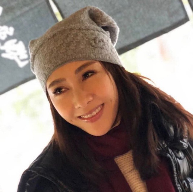 Được biết, công ty kinh doanh dịch vụ làm đẹp của Lê Tư đã gia nhập thị trường chứng khoán. Công ty là tâm huyết của em trai Lê Tư. Anh bị tai nạn giao thông và phải ngồi xe lăn vĩnh viễn. Chính vì vậy, Lê Tư đã quyết định từ bỏ hoạt động trong làng giải trí để tiếp tục phát triển chuỗi spa của em trai. Công ty của hai chị em cô ngày càng thịnh vượng.