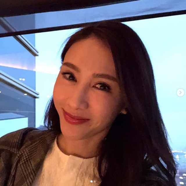 Từ khi lập gia đình, Lê Tư ít xuất hiện trên truyền thông. Tuy nhiên, cô thỉnh thoảng vẫn chia sẻ những hình ảnh của bản thân trên trang cá nhân. Ở tuổi 47, cô vẫn rất xinh đẹp và cuốn hút.