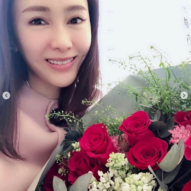 Mỹ nhân một thời của làng giải trí Hồng Kong giờ đây đã là một bà chủ thành đạt và nổi tiếng. Mới đây, trên trang cá nhân, Lê Tư đăng tải hình ảnh cô và gia đình trong kỳ nghỉ Giáng sinh tại nước ngoài. Hiện, gia đình cô đã trở về Hồng Kong để đón năm mới.
