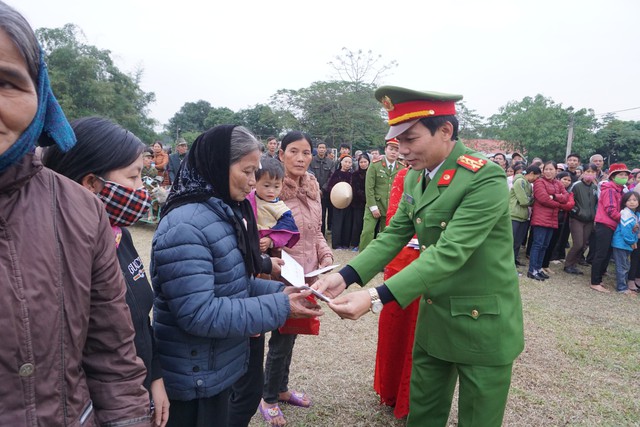 Đại tá Nguyễn Thanh Sơn – PGĐ Công an tỉnh Ninh Bình trao quà cho các gia đình