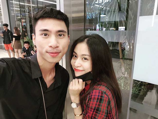 Cô tự tin khoe mặt mộc để selfie cùng bạn bè.