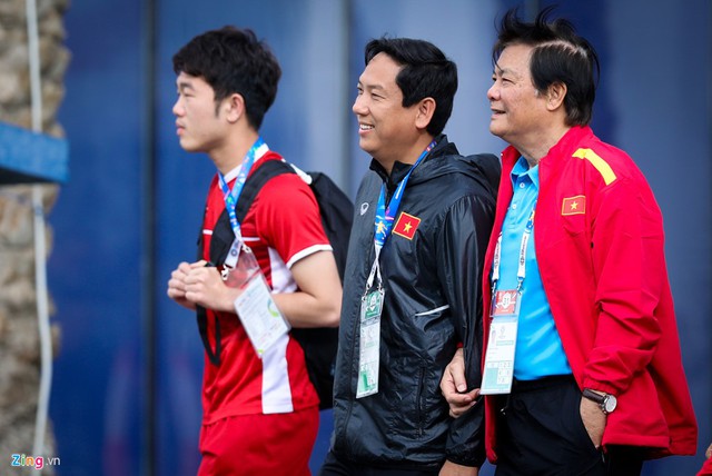 Trái với tâm trạng có phần lo lắng của ông Park, trưởng đoàn Nguyễn Sỹ Hiển (phải) và trợ lý ngôn ngữ Phan Duy Tuấn (giữa) vui vẻ bước vào sân tập. Đây là lần đầu tiên ông Hiển làm trưởng đoàn đội tuyển dưới thời HLV Park Hang-seo.