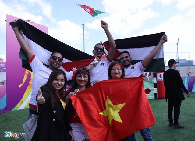 Những CĐV Jordan cũng đang có măt bên ngoài sân Al Maktoum để tiếp thêm sức mạnh cho đội tuyển Tây Á. ĐT Jordan đang gây ấn tượng mạnh tại Asian Cup 2019 khi vượt qua vòng bảng với vị trí nhất bảng B, qua mặt cả ĐKVĐ Australia. Ảnh: Minh Chiến.