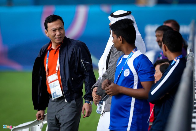 Phó Chủ tịch Liên đoàn bóng đá Việt Nam Trần Quốc Tuấn (trái) bỏ lại công việc để tới theo dõi buổi tập của tuyển Việt Nam ở Dubai. Ông Tuấn hiện là Trưởng ban điều hành các trận đấu tại Abu Dhabi của Liên đoàn bóng đá châu Á.