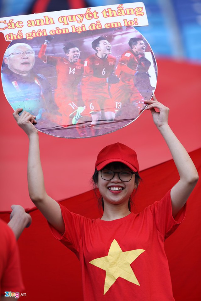 Hàng trăm cổ động viên đang có mặt tại Nhà văn hóa thanh niên Hồ Chí Minh (Sài Gòn) để ủng hộ đội tuyển trước trận đấu với Jordan. Ảnh: Trương Khởi.