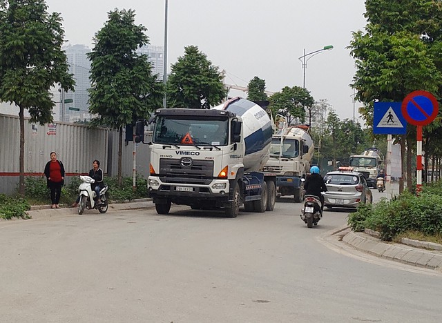 
Hai xe bồn thuộc doanh nghiệp bê tông Vimeco bị xử phạt trưa ngày 18/1 tại một công trình gần đường Phạm Văn Bạch (Cầu Giấy). Ảnh: Mộc Trà

