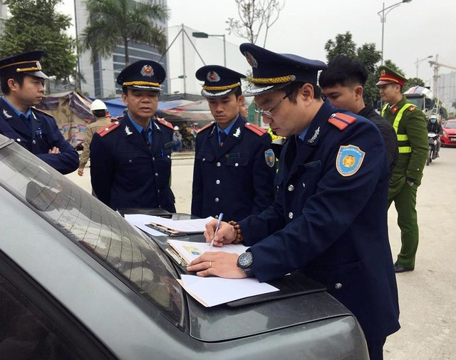 
Thanh tra giao thông quận Cầu Giấy xử phạt nhiều xe bồn chở bê tông vi phạm trọng các ngày từ 16-18/1.
