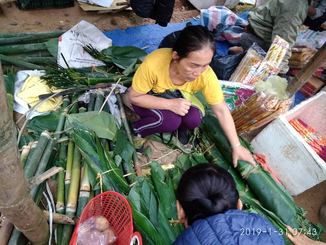 
Mặt hàng lá dong gói bánh chưng được bán chạy hơn hẳn.
