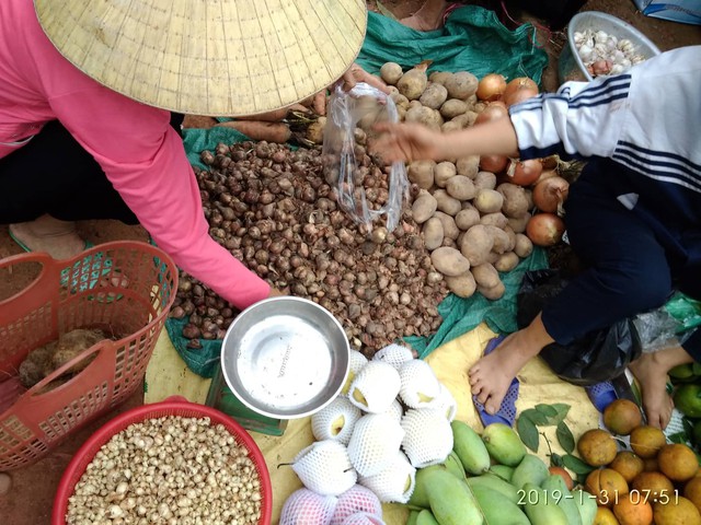 
Mặt hàng thực phẩm phong phú trong ngày Tết.
