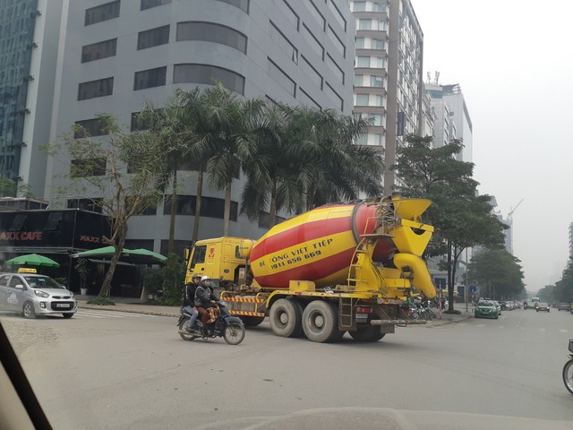 
Xe chở bê tông gắn mác Việt - Tiệp tiếp tục lưu thông trong giờ cấm trên phố Duy Tân, quận Cầu Giấy (ảnh chụp vào hồi 10h ngày 19/1 trên phố Duy Tân).
