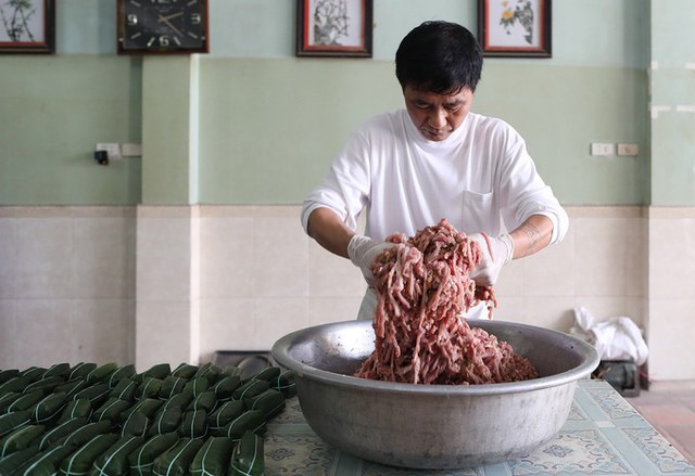Thịt được trộn đều trước khi người thợ làm nem nắm thành quả. Khoảng 70 kg thịt sẽ làm được 700 quả nem.