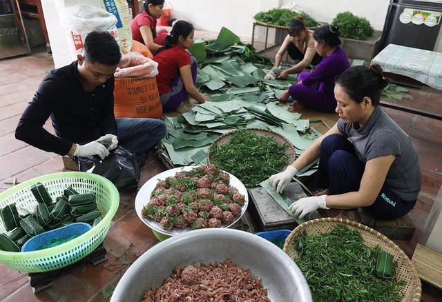 
Khoảng một tháng trước Tết, mỗi ngày gia đình ông Vinh huy động tới 25 người làm để phục vụ hết đơn hàng khách đặt.
