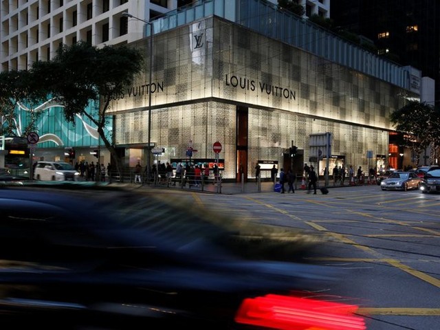 
Nơi mua sắm yêu thích của giới giàu có Hong Kong bao gồm The Landmark với cửa hàng flagship tại châu Á của Louis Vuitton, con phố Tsim Sha Tsuis Canton với hàng loạt cửa hàng xa xỉ như Gucci, Marc Jacobs, Chanel, Dior liên tiếp nhau.
