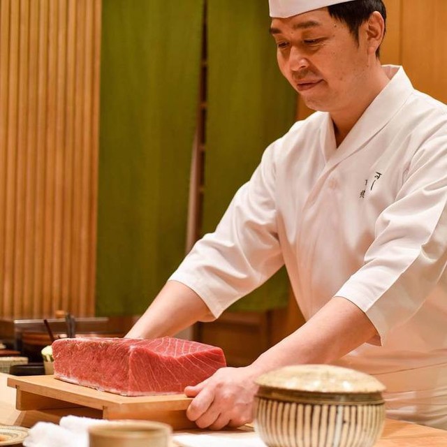 
Bạn cũng có thể bắt gặp một tỷ phú USD ăn tối tại Sushi Shikon, một trong 82 nhà hàng có sao Michelin tại Hong Kong. Một set ăn tối với 6 món khai vị, 10 miếng sushi, một chén súp và tráng miệng có giá 450 USD.
