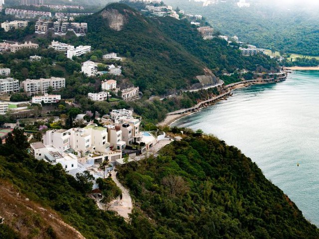 Một số người giàu khác chọn sống tại Deep Water Bay. Năm 2018, Forbes gọi nơi này là khu phố giàu nhất thế giới vì mật độ tập trung của những người siêu giàu sinh sống.