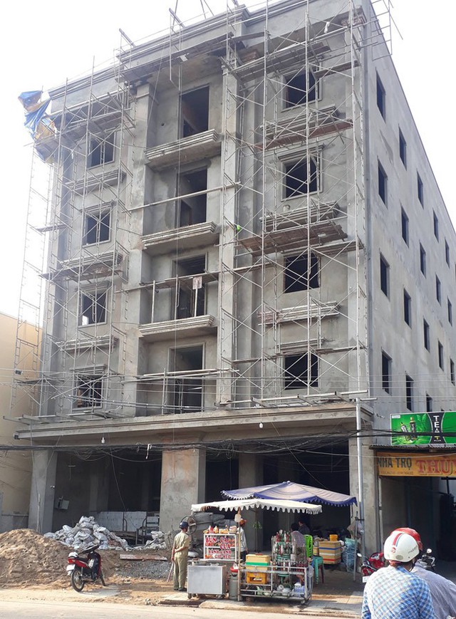 Các công nhân rơi từ giàn giáo ngang với tầng 4 của tòa nhà đang xây. Ảnh: Nhật Tân.