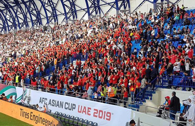 
Cổ động viên Việt Nam cổ vũ đội tuyển tại UAE
