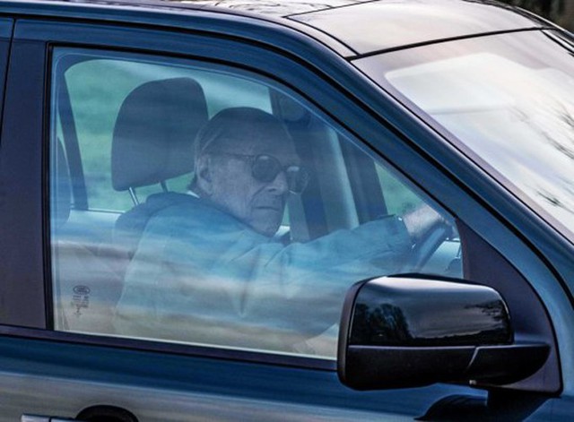 Hoàng thân Philip đeo kính đen lái xe nhưng không thắt dây an toàn hai ngày sau khi gặp tai nạn. Ảnh: Albanpix.