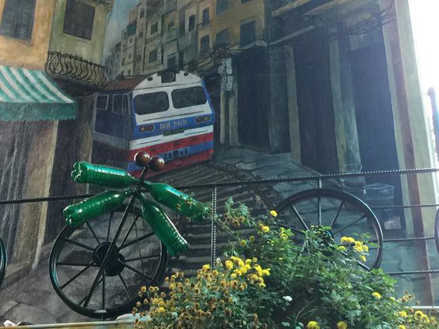 
Những bức tranh về Hà Nội xưa càng khiến quán cafe trở nên gần gũi, cổ kính.
