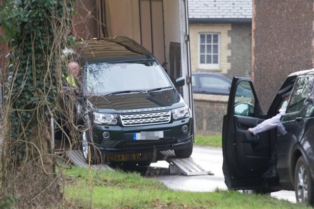 Chiếc Land Rover Freelancer mới được chở đến nhà ông ở Sandringham hôm 18/1. Ảnh: Geoff Robinson.