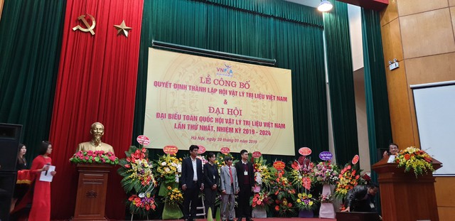 
Ông Trần Văn Dần - Chủ tịch Hội Vật lý Trị liệu Việt Nam (thứ 2 từ phải qua) và bà Lê Thanh Vân - Phó Chủ tịch Hội (thứ 2 từ trái qua) ra mắt Đại hội sáng 20/1/2019.
