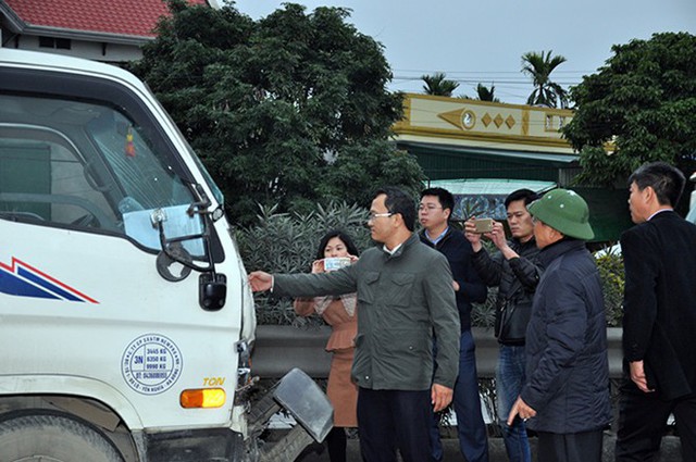 
Phó Chủ tịch chuyên trách UBATGT Quốc gia - Khuất Việt Hùng có mặt tại hiện trường vụ tai nạn. Ảnh: V.T
