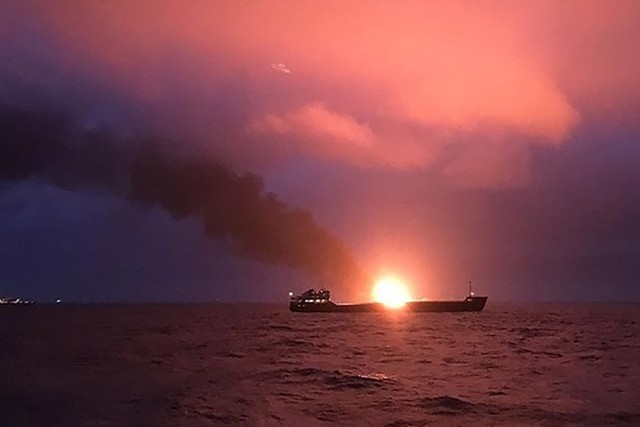 Hai t&agrave;u ch&aacute;y ở eo biển Kerch h&ocirc;m 21.1. Ảnh: Tass.