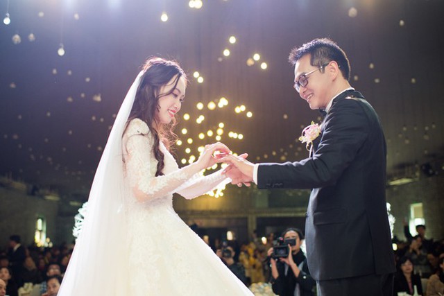 Vợ chồng Trung Hiếu trao nhẫn cưới trong hôn lễ tại Sơn La vào ngày 19/1.