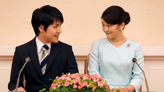 Công chúa Nhật Bản Mako, con gái lớn của Thân vương Fumihito và Vương phi Kiko, cùng hôn phu Kei Komuro trong buổi họp báo công bố lễ đính hôn tại Tokyo, ngày 3/9/2017. Ảnh: Reuters.