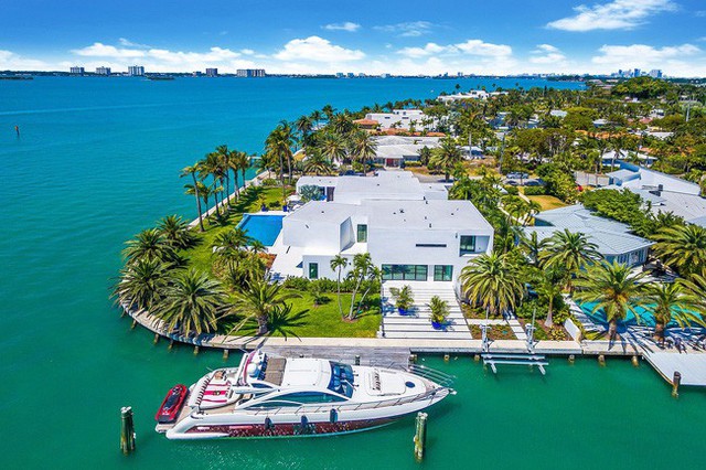 
Ngôi nhà ở ven sông tại khu nhà giàu Miami Exudes có khung cảnh vô cùng tuyệt vời với nước xanh, mây trắng.
