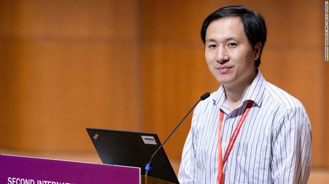 Nhà khoa học Trung Quốc Hạ Kiến Khuê bảo vệ nghiên cứu của mình tại Hội nghị thượng đỉnh quốc tế lần thứ hai về chỉnh sửa gen người ở Hong Kong ngày 28/11/2018. Ảnh: AFP.