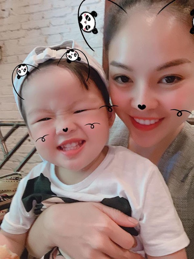 Dương Cẩm Lynh thường xuy&ecirc;n đem theo con l&ecirc;n phim trường để vừa thuận tiện chăm s&oacute;c con, vừa đ&oacute;ng phim.