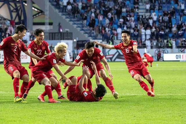Các đồng đội nằm đè lên Tiến Dũng, vỡ òa trong niềm vui sướng lần đầu lọt vào vòng đấu dành cho 8 đội mạnh nhất Asian Cup. Từ vị thế là đội bóng giành tấm vé vớt cuối cùng vào vòng 1/8 nhờ luật fair play, các học trò của HLV Park Hang-seo lại là đội đầu tiên vào tứ kết trong sự ngỡ ngàng và thán phục của đối thủ, người hâm mộ châu Á.