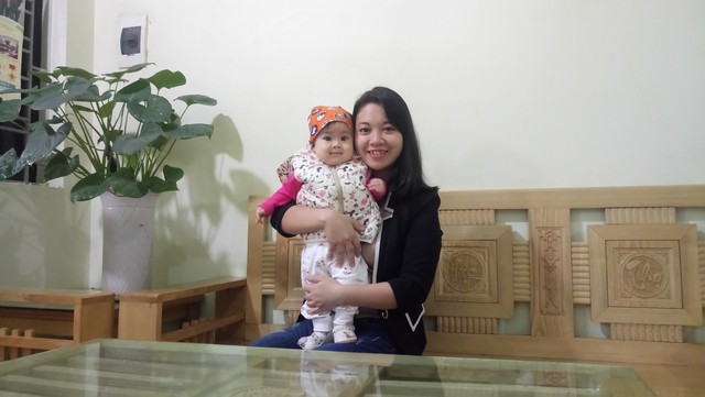 
Chị Mông Thị Sen hạnh phúc bên bé An Nhi sau chuỗi ngày đằng đẵng lo âu con nằm ở bệnh viện. Ảnh: Quang Huy
