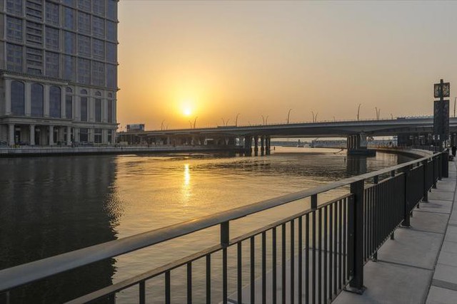 Khách sạn cao 44 tầng, nằm ở trung tâm Dubai, UAE. Vị trí của khách sạn nằm gần kênh Dubai Water, cách xa đường Sheikh Zayed sôi động.