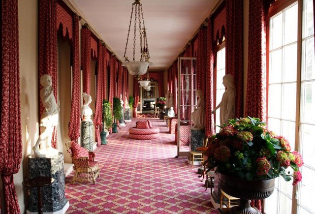 Nằm cách Lâu đài Windsor một quãng ngắn, Frogmore House đã trở thành nơi nghỉ dưỡng hoàng gia trong hơn 300 năm và được Nữ hoàng Victoria rất yêu thích.