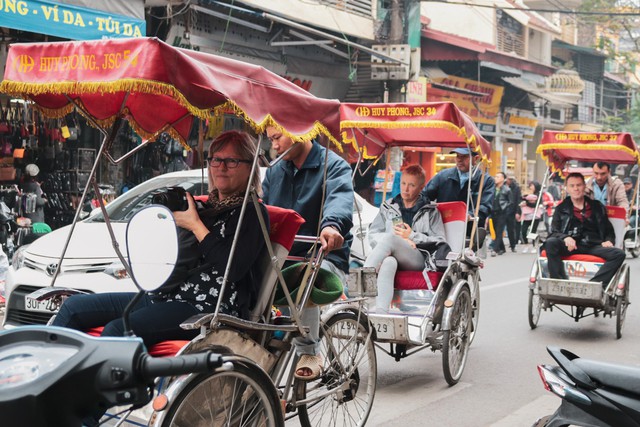 Những ngày cận Tết, lượng người và phương tiện đi lại đông nên nhiều du khách lựa chọn di chuyển bằng xích lô, vừa an toàn lại có thể chiêm ngưỡng nhiều tuyến phố.