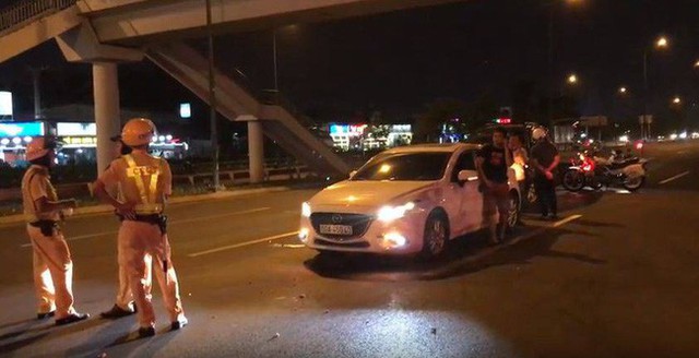 Lưu thông trên đường Phạm Văn Đồng, nữ tài xế không làm chủ được tốc độ lao vào xe ô tô khác.