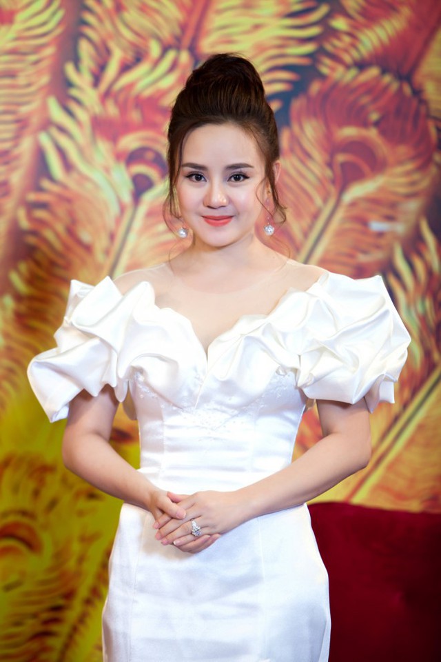Vy Oanh tỏ ra không hài lòng khi ca khúc của cô nói riêng và nghệ sĩ trẻ nổi riêng bị tiền bối giành hát.