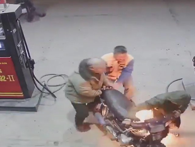 
Nam thanh niên châm lửa vào bình xăng ngay tại cây xăng khiến nhiều người hoảng sợ. Ảnh cắt từ clip.
