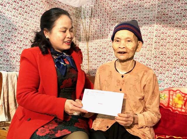 B&agrave; Nguyễn Thị Phương- Tổng gi&aacute;m đốc C&ocirc;ng ty Nội thất ch&acirc;u &Acirc;u PT Casa tặng qu&agrave; v&agrave; ch&uacute;c Tết Mẹ B&ugrave;i Thị Hẳn