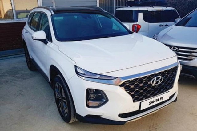 
Hyundai Santa Fe dường như là mẫu xe rất may mắn khi từng sở hữu những biển số ngũ quý siêu đẹp. Điểm chung của những chiếc Santa Fe bốc được biển ngũ quý là đều có màu sơn ngoại trắng. (Ảnh: Top Rider)
